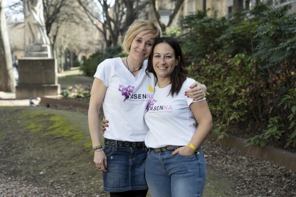 Asenna Nafarroako Endometriosi Elkarteko Espe Ziriza, ezkerrean, Nerea Barba taldekidearekin, 2023ko martxoan, Iruñean. IÑIGO URIZ / FOKU Asenna Nafarroako Endometriosi Elkarteko Espe Ziriza, ezkerrean, Nerea Barba taldekidearekin, 2023ko martxoan, Iruñean. IÑIGO URIZ / FOKU