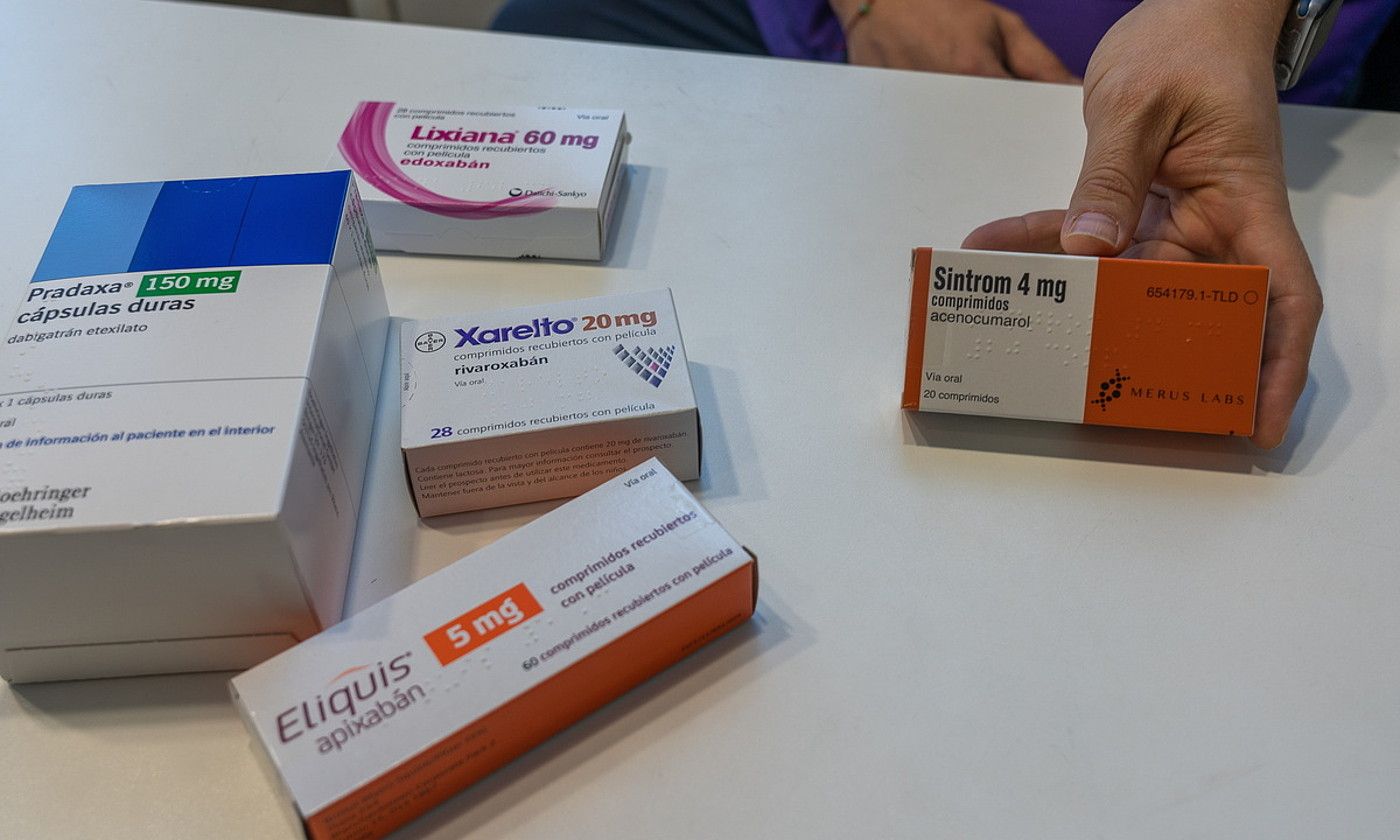Eskuinean, Sintrom; ezkerrean, ekintza zuzeneko antikoagulatzaileak. ANDONI CANELLADA / FOKU. Eskuinean, Sintrom; ezkerrean, ekintza zuzeneko antikoagulatzaileak. ANDONI CANELLADA / FOKU.