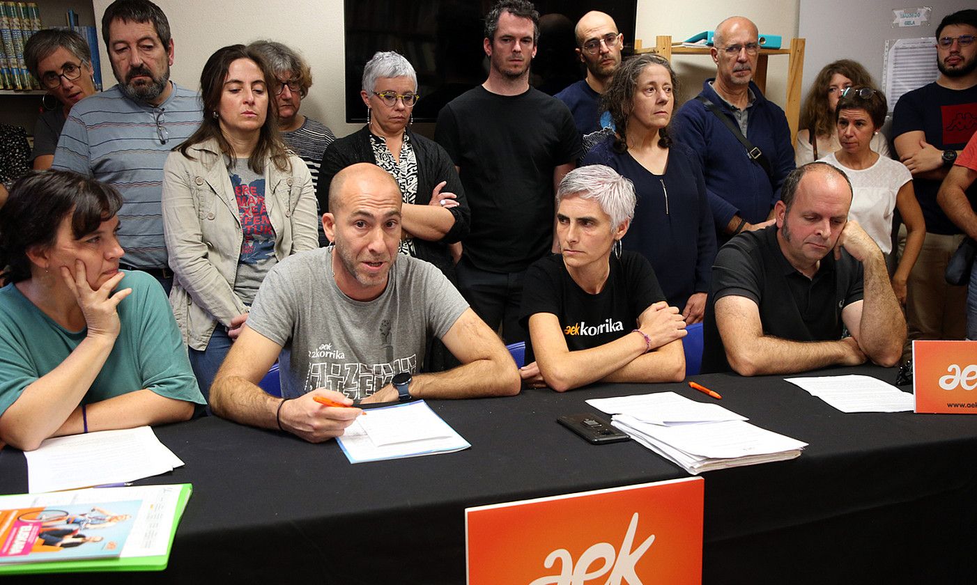 AEK-ko kideak, atzo goizean, Baionan egin zuten agerraldian. BOB EDME. AEK-ko kideak, atzo goizean, Baionan egin zuten agerraldian. BOB EDME.