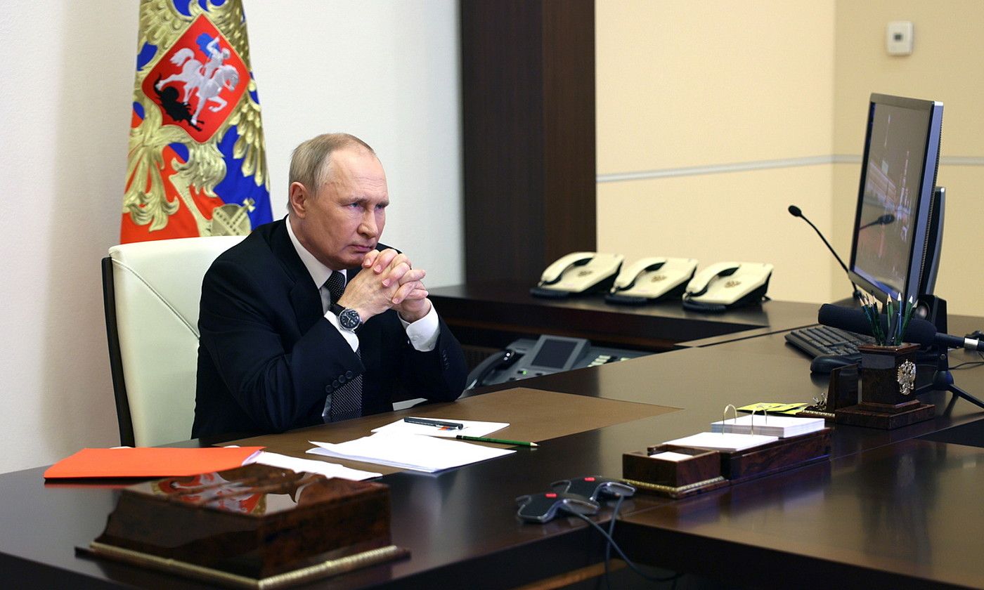 Vladimir Putin Errusiako presidentea, atzo, Segurtasun Kontseiluaren bilera telematikoan. GAVRIIL GRIGOROV / EFE.