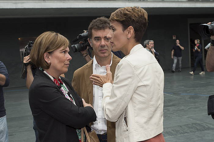 Maria Txibite PSNko presidentegaia, gaur, Nafarroako Parlamentuan, Uxue Barkos Geroa Baiko bozeramailearekin eta Mikel Buil Ahal Dugu-ko bozeramailearekin. IñIGO URIZ, FOKU