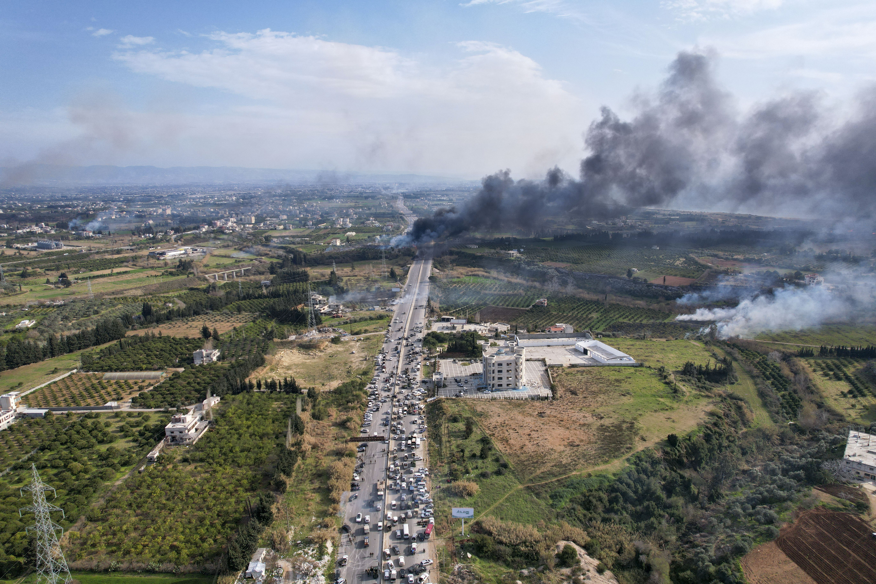 Borrokak, atzo Siria mendebaldeko Latakia eskualdean. YAHYA NEMAH / EFE
