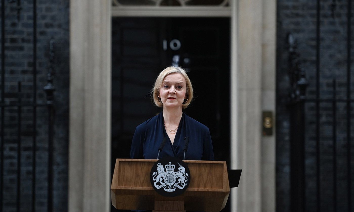 Liz Truss, atzo, Downing Streeteko 10. zenbakiaren atarian, dimititu egin zuela iragarriz. ANDY RAIN / EFE.