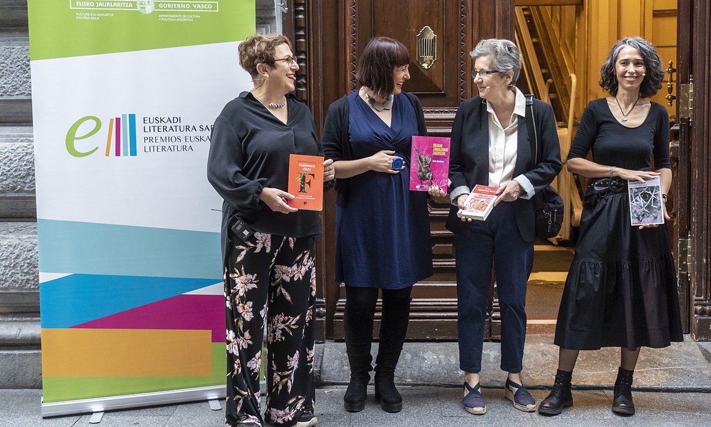 Teresa Maldonado, Irati Jimenez, Koro Navarro eta Edurne Portela sarituak, atzo, Bilbon. MARISOL RAMIREZ / FOKU.