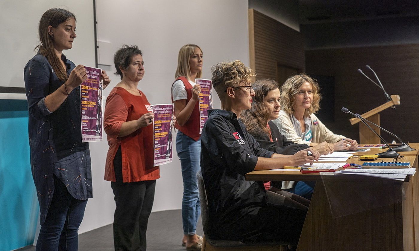 Ezkerretik eta jesarrita, Nagore Iturrioz (Steilas), Irati Tobar (LAB) eta Miren Zubizarreta (ELA), atzo, Bilbon. MARISOL RAMIREZ / FOKU.