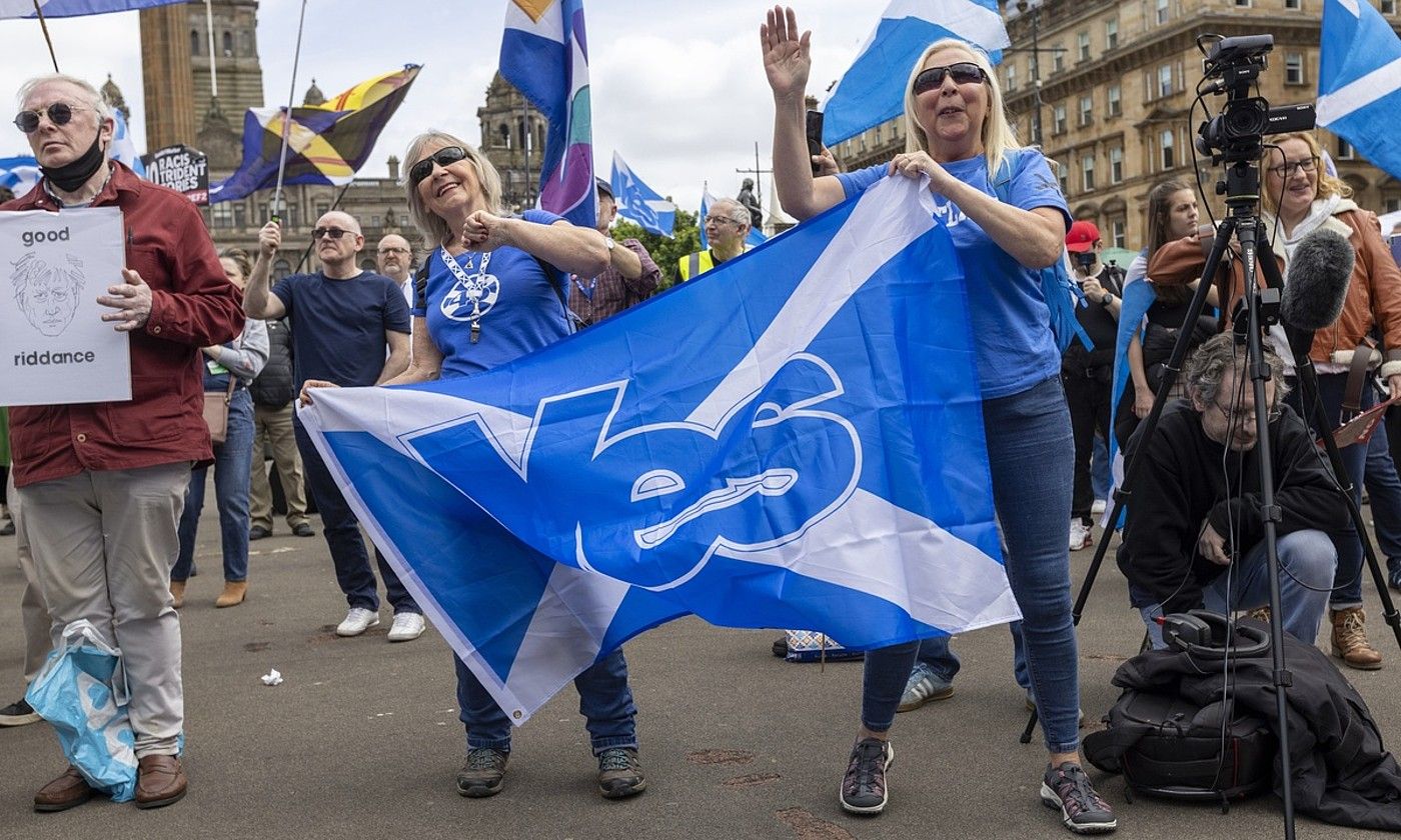 Eskoziaren independentziaren aldekoak, iragan maiatzeko protesta batean, Glasgown. ROBERT PERRY / EFE. Eskoziaren independentziaren aldekoak, iragan maiatzeko protesta batean, Glasgown. ROBERT PERRY / EFE.