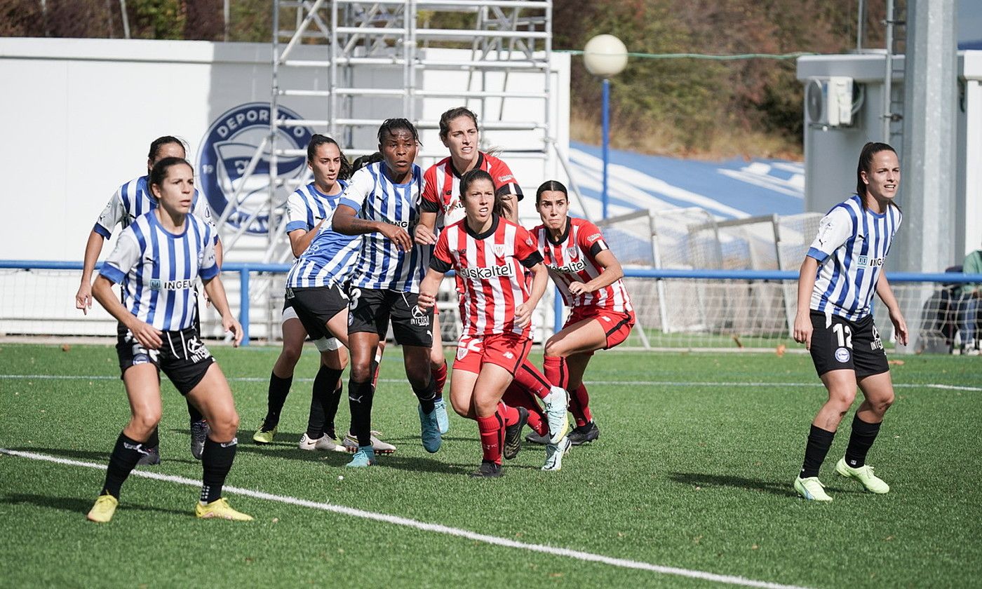 Alaveseko eta Athleticeko jokalariak, lehian, korner batean, atzo, Ibaian. ENDIKA PORTILLO / FOKU.