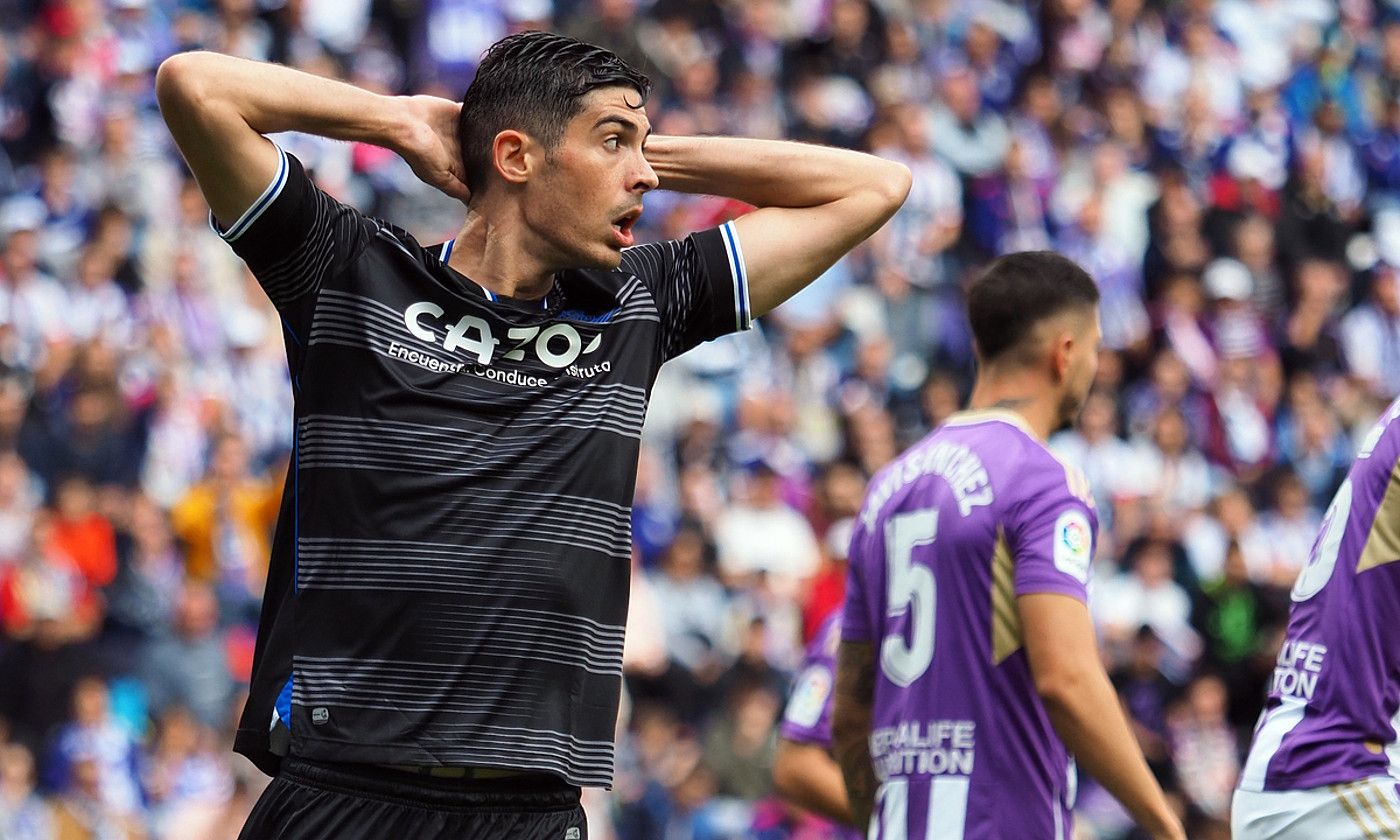 Carlos Fernandez Realeko aurrelaria, etsita, aukera bat huts egin ondoren, atzo, Valladoliden, Jose Zorrilla estadioan. R. GARCIA / EFE. Carlos Fernandez Realeko aurrelaria, etsita, aukera bat huts egin ondoren, atzo, Valladoliden, Jose Zorrilla estadioan. R. GARCIA / EFE.