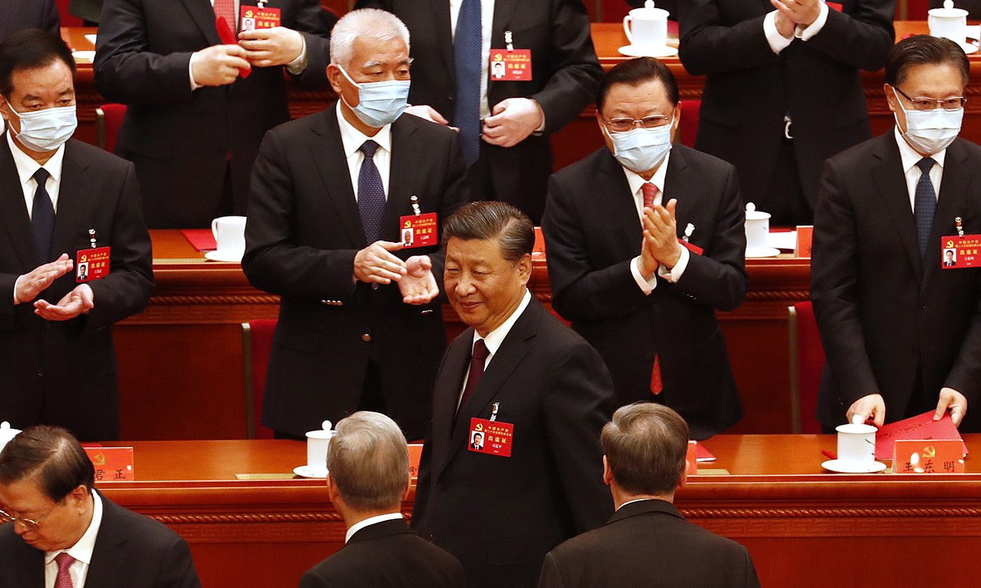Xi Jinping Txinako presidentea, atzo, Pekinen, Txinako Alderdi Komunistaren kongresuko azken egunean, alderdiko ordezkariz inguratuta. WU HAO / EFE. Xi Jinping Txinako presidentea, atzo, Pekinen, Txinako Alderdi Komunistaren kongresuko azken egunean, alderdiko ordezkariz inguratuta. WU HAO / EFE.