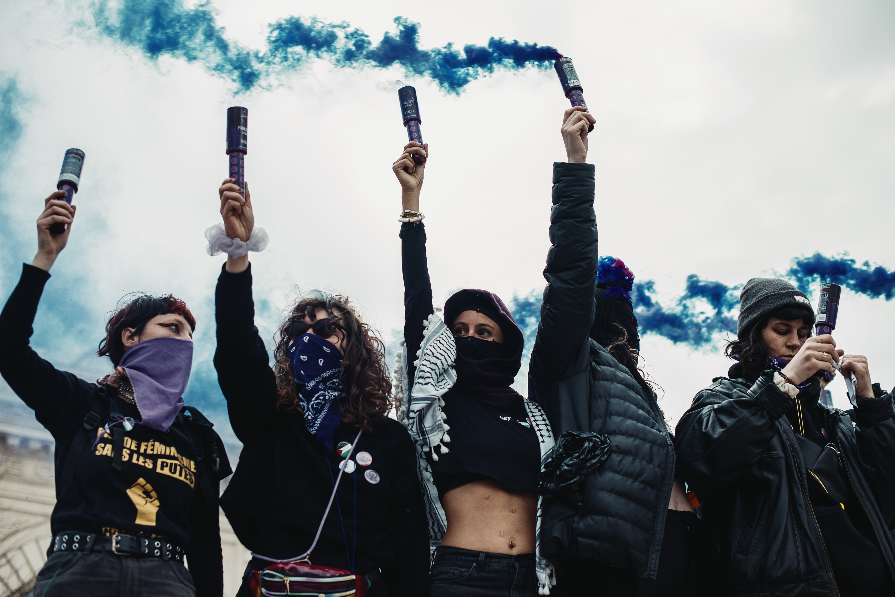 Faximoaren eta oldarraldi erreakzionarioaren aurka bat egitera deitu dute feministek. Irudian, Baionako gaurko manifestazioaren une bat. GUILLAUME FAUVEAU