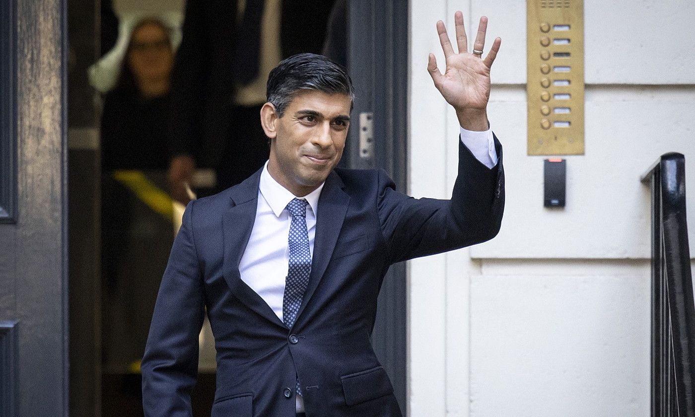 Rishi Sunak toryen lider berria, atzo, Alderdi Kontserbadorearen egoitzan, Londresen. TOLGA AKMEN / EFE. Rishi Sunak toryen lider berria, atzo, Alderdi Kontserbadorearen egoitzan, Londresen. TOLGA AKMEN / EFE.