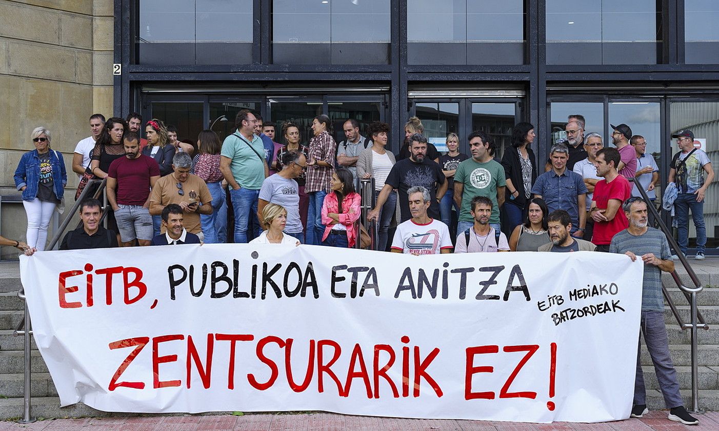 Elkarretaratzea. EITBko zenbait langileren protesta, atzo. A. L. / FOKU.