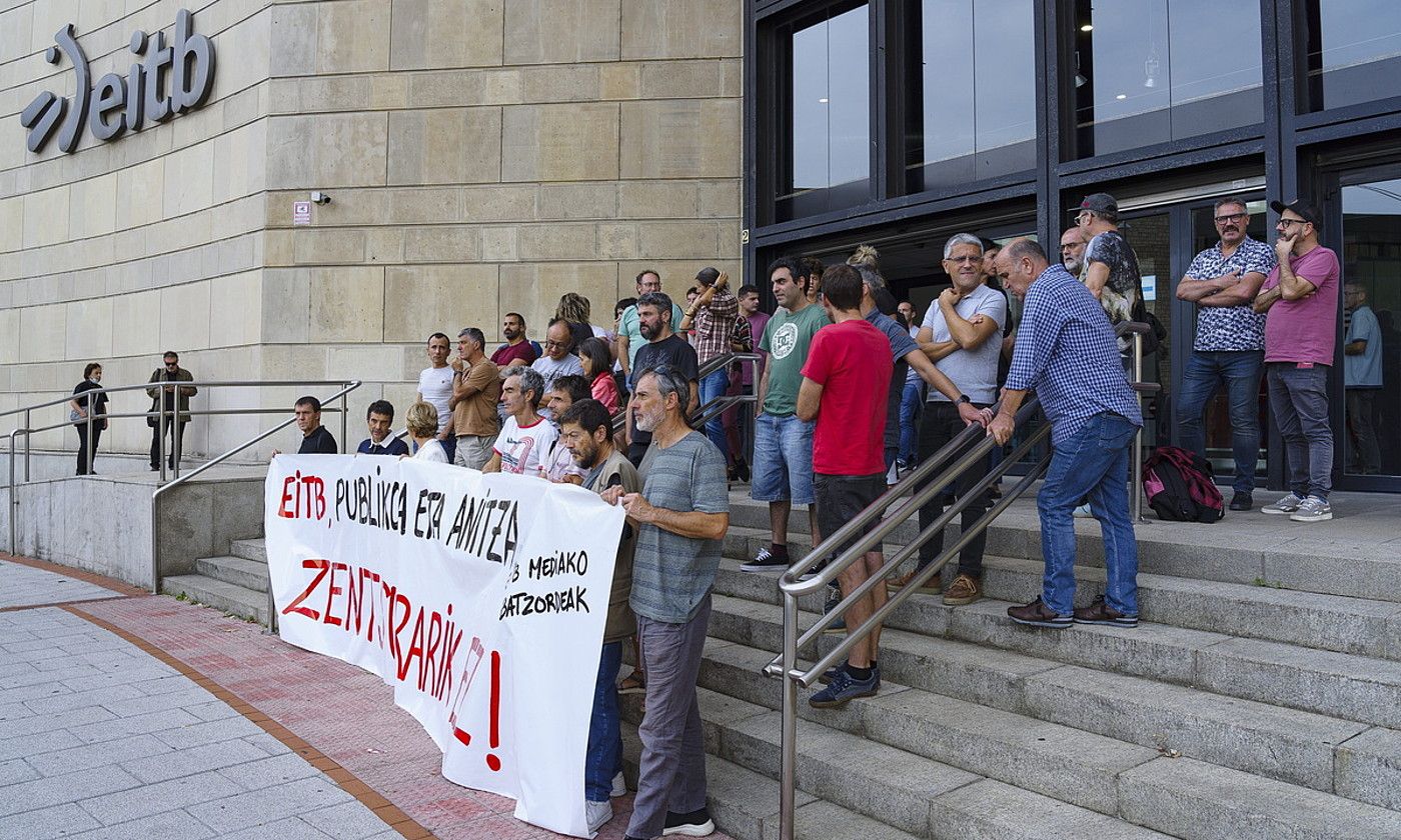 EITBko langile talde batek zentsuraren aurkako protesta egin zuen herenegun, Bilboko egoitza nagusian. ARITZ LOIOLA / FOKU.