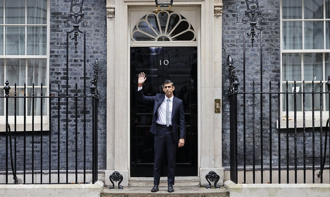 Rishi Sunak Erresuma Batuko lehen ministro berria, atzo, Downing Streeten 10.ean sartzear. TOLGA AKMEN / EFE. Rishi Sunak Erresuma Batuko lehen ministro berria, atzo, Downing Streeten 10.ean sartzear. TOLGA AKMEN / EFE.