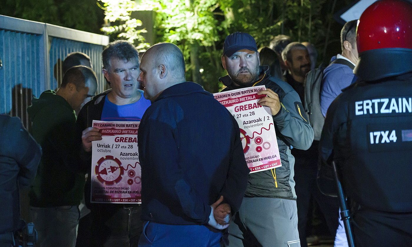 Bizkaiko metalgintzako langile batzuek atzo goizean Tecnichapa Igorreko enpresan eginiko protestaldia. A. LOIOLA / FOKU.