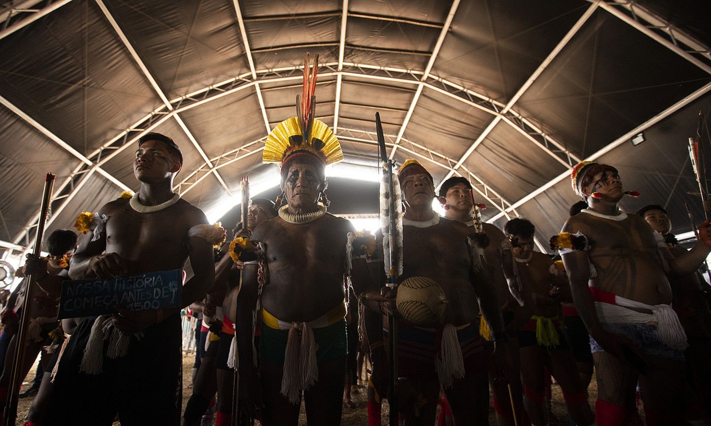 Hainbat etniatako indigenak ATL Lur Askearen aldeko Kanpalekuaren 18. edizioan, Brasilian. JOEDSON ALVES / EFE.
