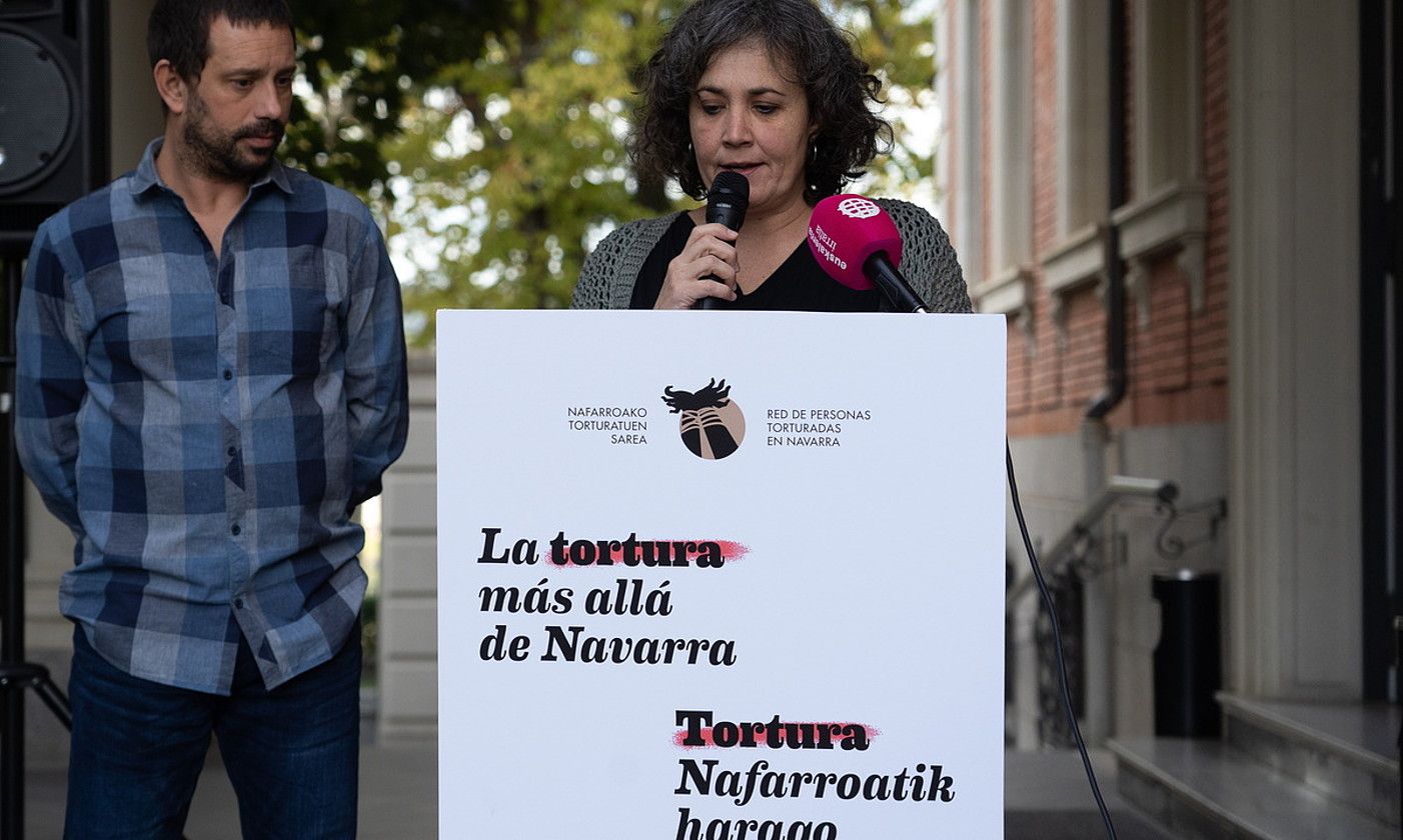 Nafarroako Torturatuen Sareko Jorge Txokarro eta Ainara Gorostiaga kideak prentsaurrekoan. JAGOBA MANTEROLA / FOKU. Nafarroako Torturatuen Sareko Jorge Txokarro eta Ainara Gorostiaga kideak prentsaurrekoan. JAGOBA MANTEROLA / FOKU.
