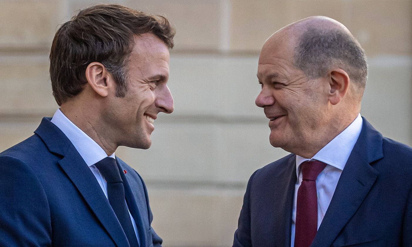 Frantziako presidente Macron eta Alemaniako kantziler Scholz, atzo, Eliseoko jauregian. CHRISTOPHE PETIT TESSON / EFE.