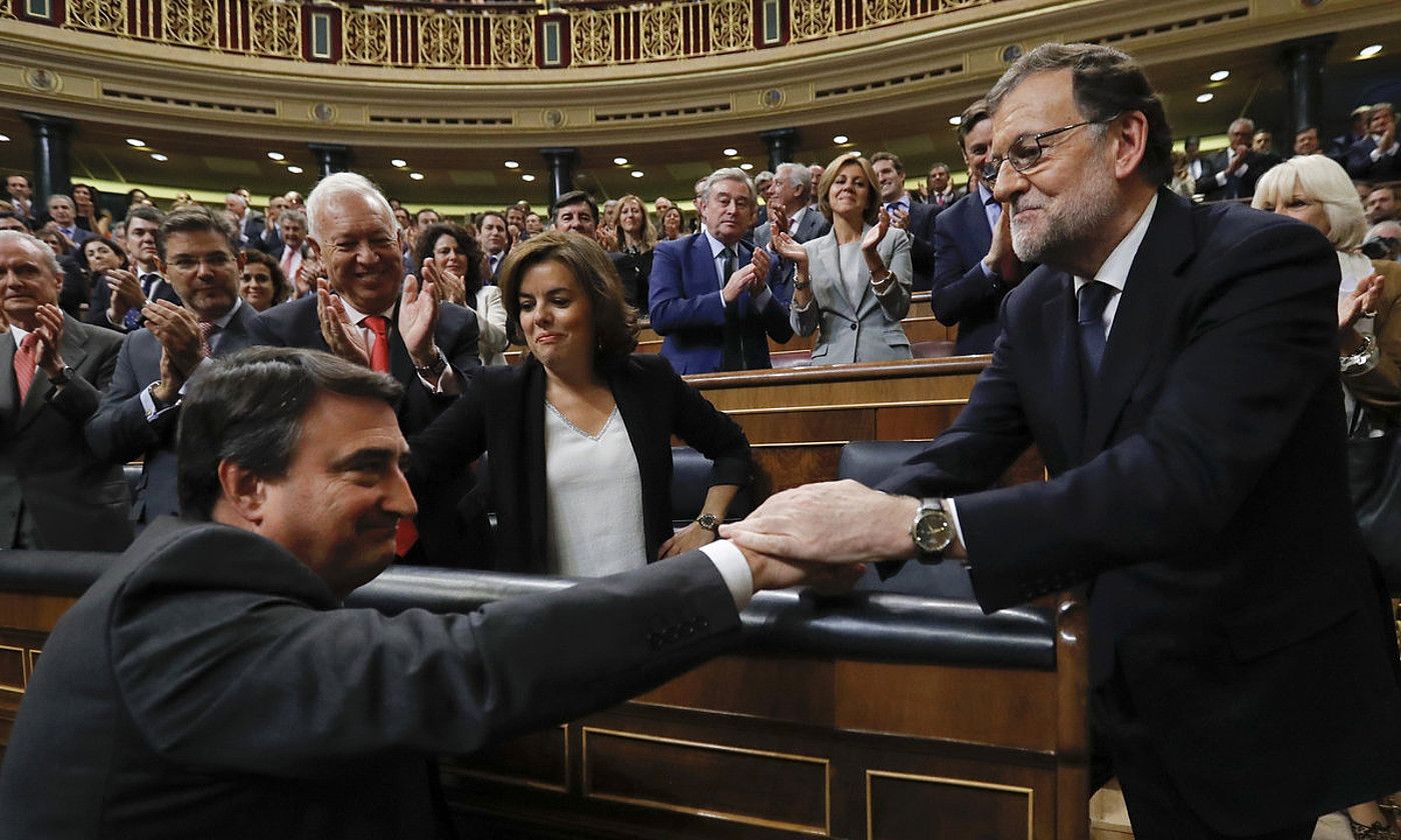 2016ko urriaren 29a: Aitor Esteban jeltzalea Mariano Rajoy Espainiako presidente izendatu berria zoriontzen. J.C.H. / EFE.