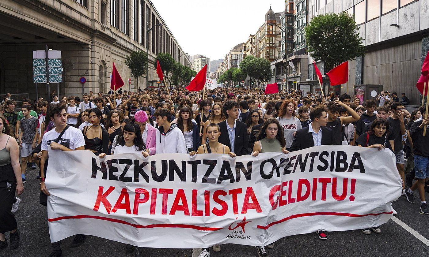 IAk deitutako manifestazioa, atzo, Bilbon. ARITZ LOIOLA / FOKU. IAk deitutako manifestazioa, atzo, Bilbon. ARITZ LOIOLA / FOKU.