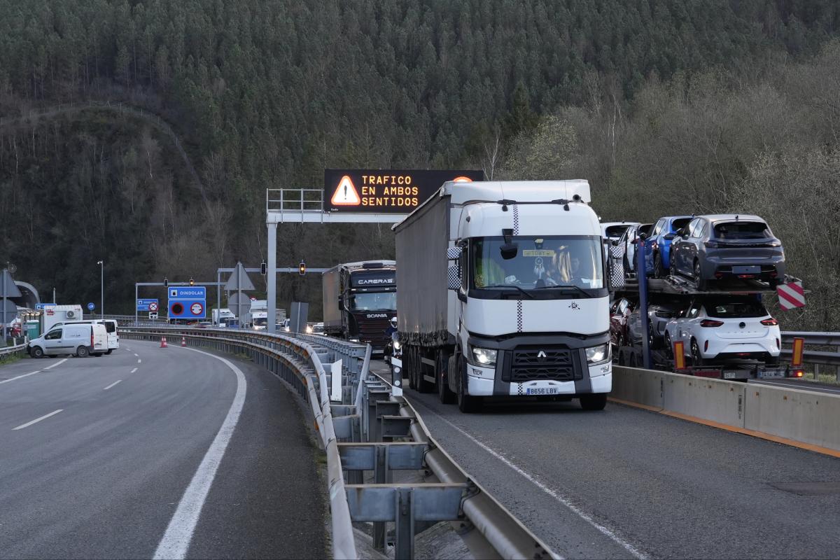   Hainbat kamioi eta auto, A-15 autobidean, Oindolarko tunelaren inguruan, bi norabideetan, bypassarekin. JON URBE / FOKU