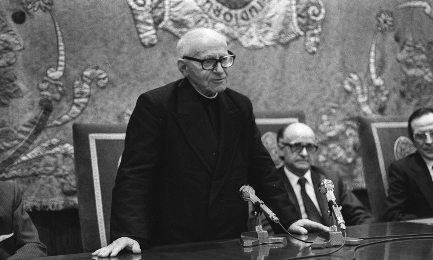 Joxemiel Barandiaran, katedrako lehen zuzendaria, Nafarroako Unibertsitateak 1977an egin zion omenaldian. BERRIA.
