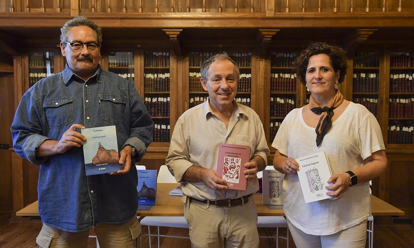 Fito Rodriguez, Joseba Aurkenerena eta Marisa Arruabarrena, beren liburuen aurkezpenean, Donostian. I. ZABALETA / FOKU.