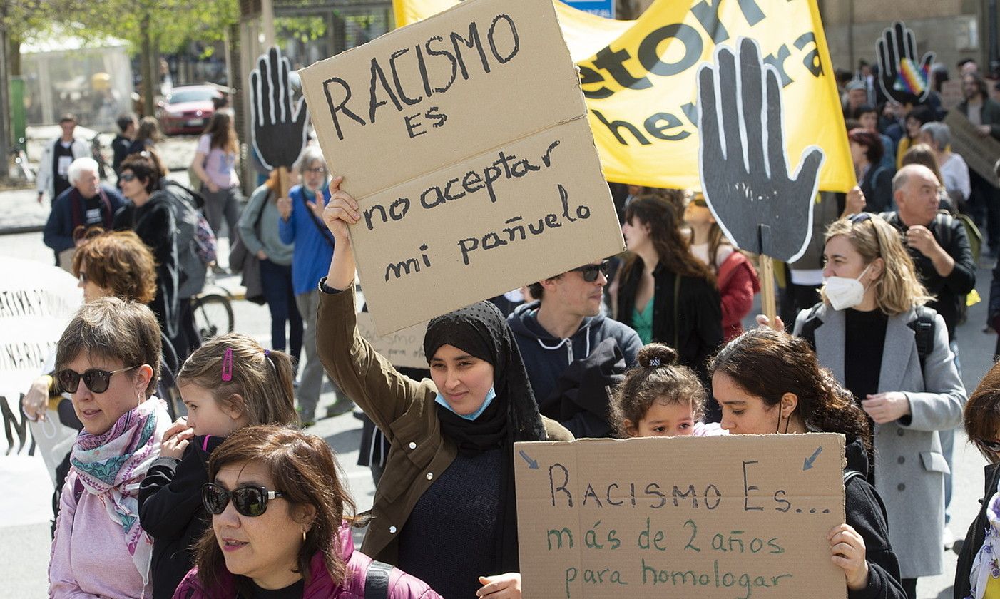 Arrazakeriaren kontrako manifestazioa Iruñean, martxoan. IÑIGO URIZ / FOKU.