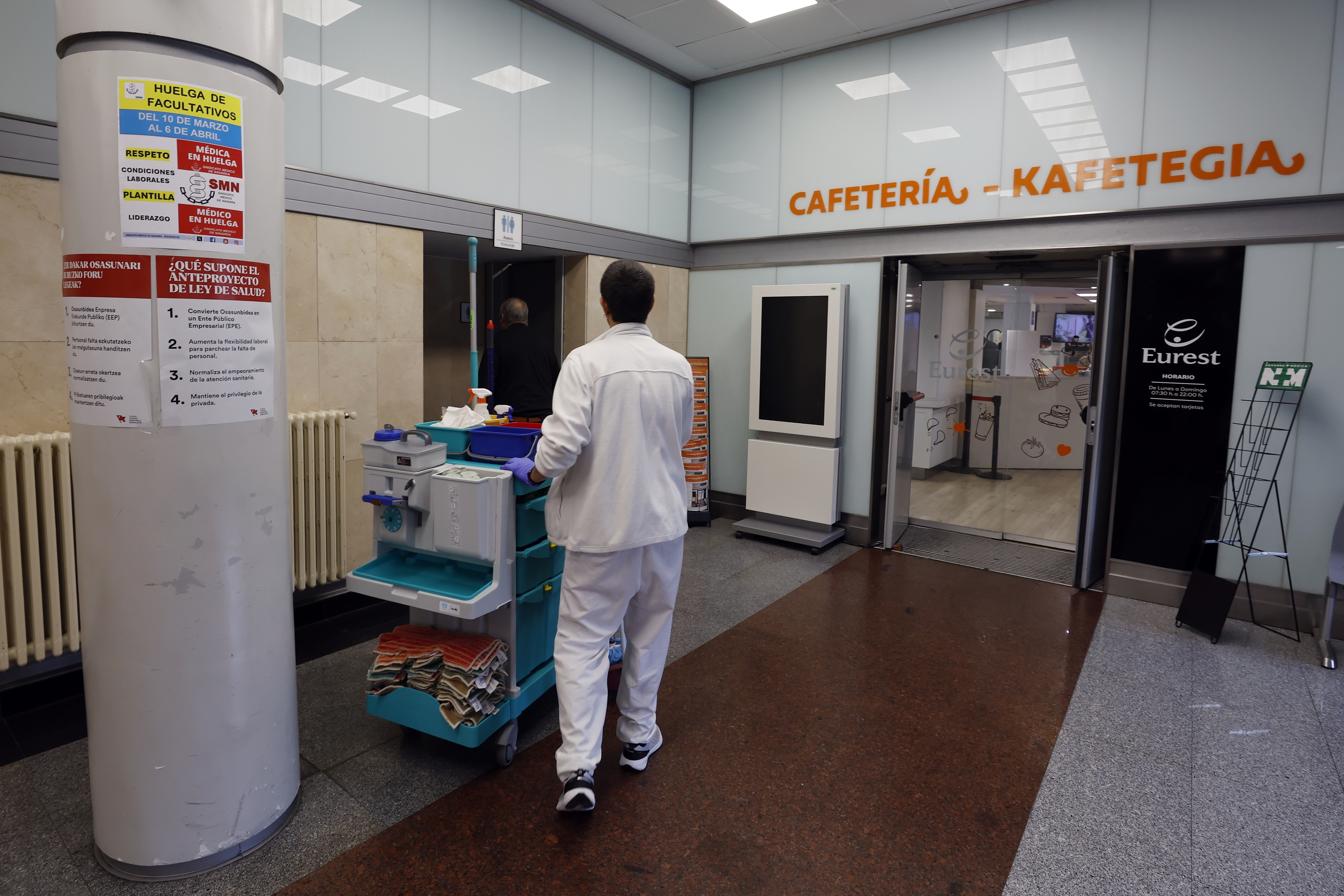 Medikuen greba deialdiaren kartelak, Iruñeko osasun zentro batean, gaur.  JESUS DIGES/EFE