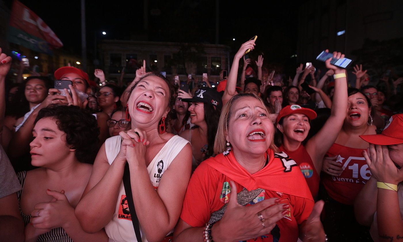 Lularen jarraitzaileak PTko buruaren garaipena ospatzen, herenegun, Rio de Janeiron. ANTONIO LACERDA / EFE.