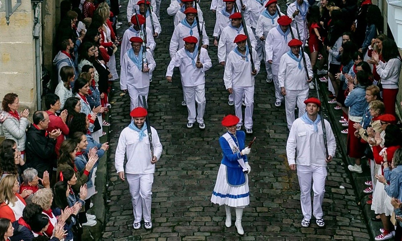 Desfile baztertzaileko konpainia bat, artxiboko irudi batean. GORKA ESTRADA / EFE.