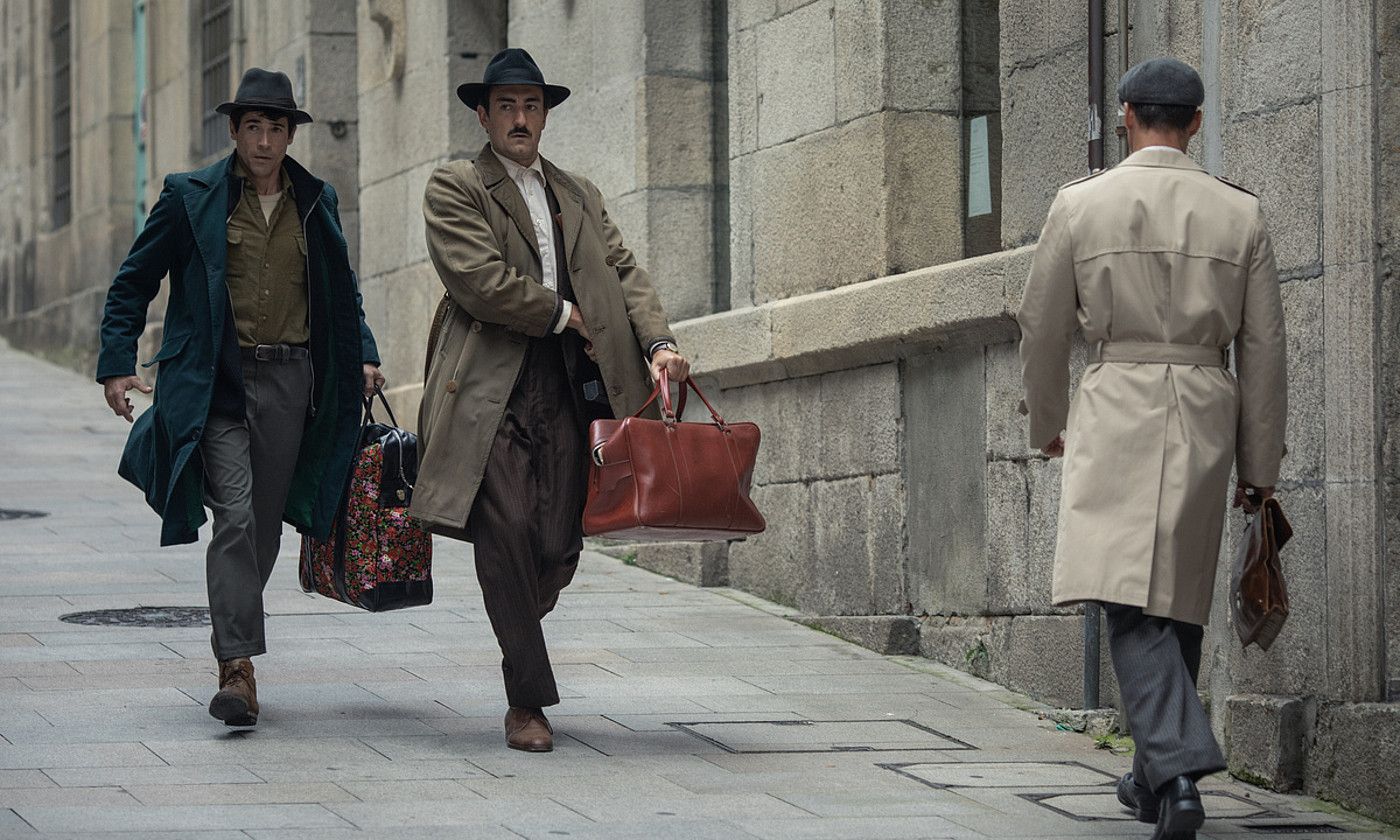 Juan Jose Ballesta eta Miki Esparbe aktoreak, Un hombre de acción filmaren fotograma batean. QUIM VIVES / NETFLIX.