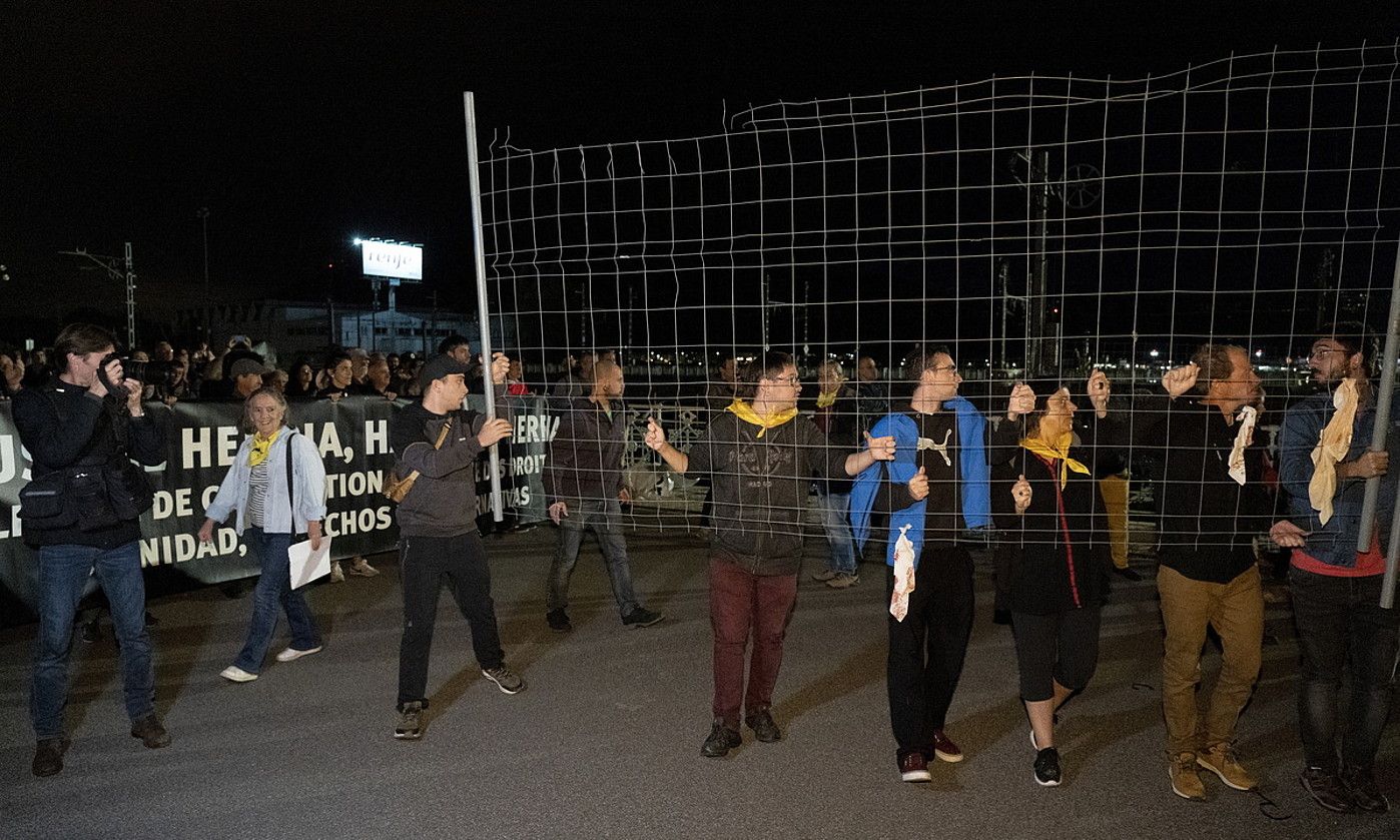 Zenbait herritar Avenida zubiko hesiak kentzen, atzo. IÑIGO URIZ / FOKU. Zenbait herritar Avenida zubiko hesiak kentzen, atzo. IÑIGO URIZ / FOKU.
