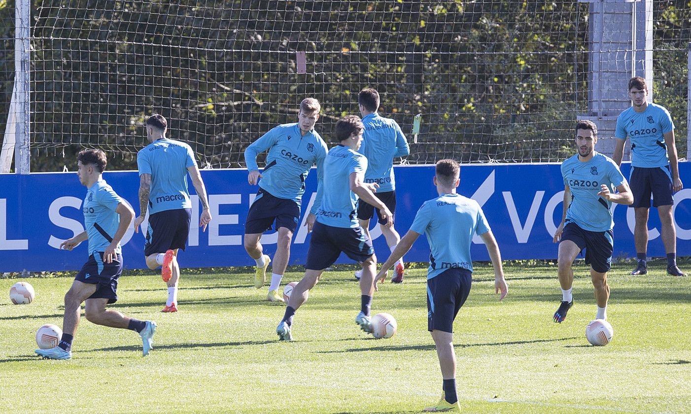 Realeko jokalariak, atzo, Zubietan, Manchesterren aurkako partida prestatzeko azken entrenamenduan. JAVIER. ETXEZARRETA / EFE. Realeko jokalariak, atzo, Zubietan, Manchesterren aurkako partida prestatzeko azken entrenamenduan. JAVIER. ETXEZARRETA / EFE.