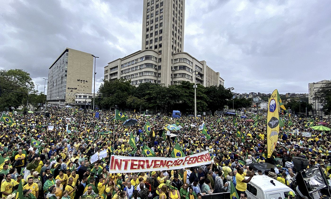 Bolsonaroren aldekoak, herenegun, Lularen aurkako «esku hartze militarra» eskatzen, Rio de Janeiron. ANTONIO LACERDA / EFE. Bolsonaroren aldekoak, herenegun, Lularen aurkako «esku hartze militarra» eskatzen, Rio de Janeiron. ANTONIO LACERDA / EFE.