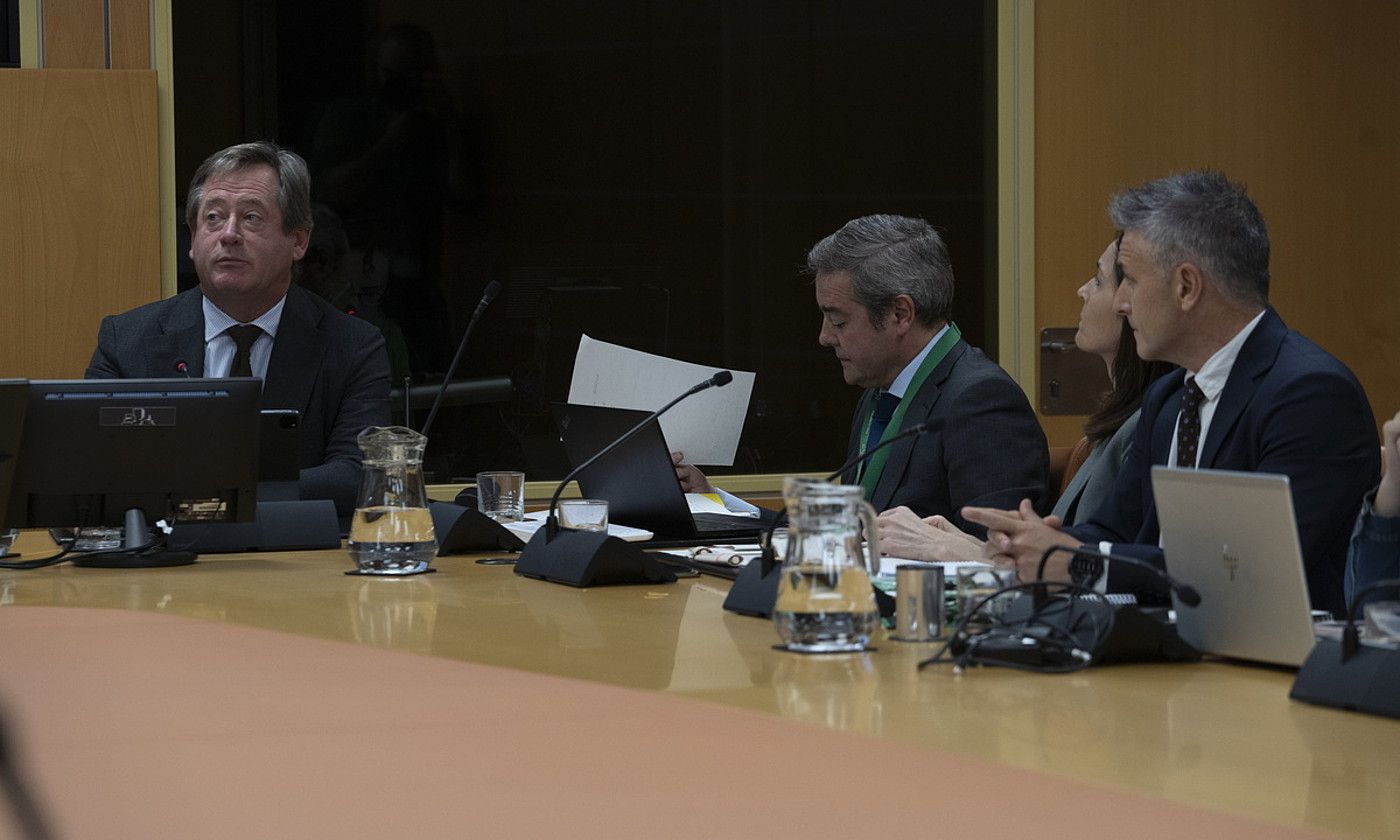 Ezker-eskuin: Bingen Zupiria, Andoni Iturbe, Miren Dobaran eta Gorka Iturriaga, atzo, Eusko Legebiltzarrean. RAUL BOGAJO / FOKU.