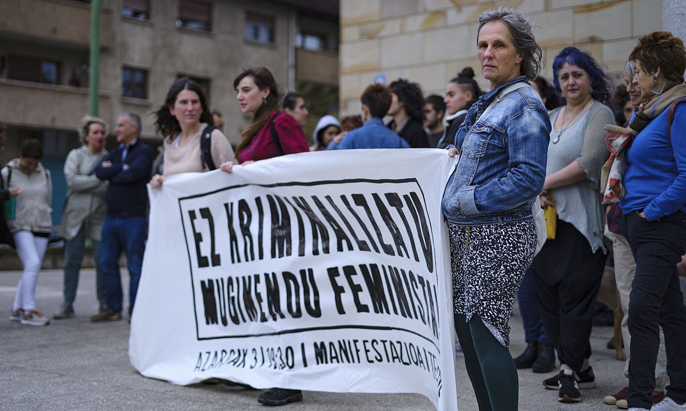 Getxoko Epaitegian mugimendu feministak deitutako elkartasun kontzentrazioa, atzo goizean. ARITZ LOIOLA / FOKU. Getxoko Epaitegian mugimendu feministak deitutako elkartasun kontzentrazioa, atzo goizean. ARITZ LOIOLA / FOKU.