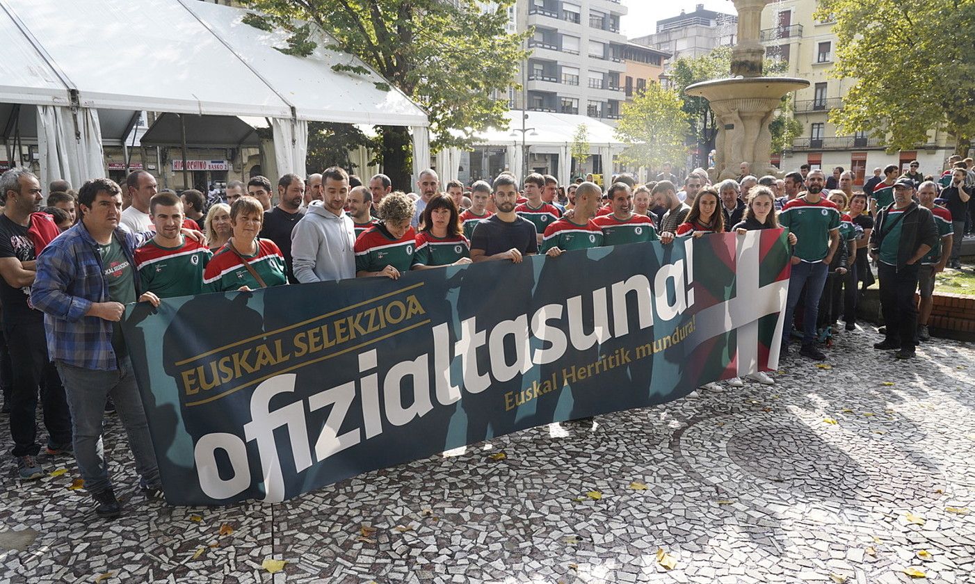Euskal selekzioen ofizialtasunaren alde duela egun batzuk Durangon egindako elkarretaratzea. RAUL BOGAJO / FOKU. Euskal selekzioen ofizialtasunaren alde duela egun batzuk Durangon egindako elkarretaratzea. RAUL BOGAJO / FOKU.