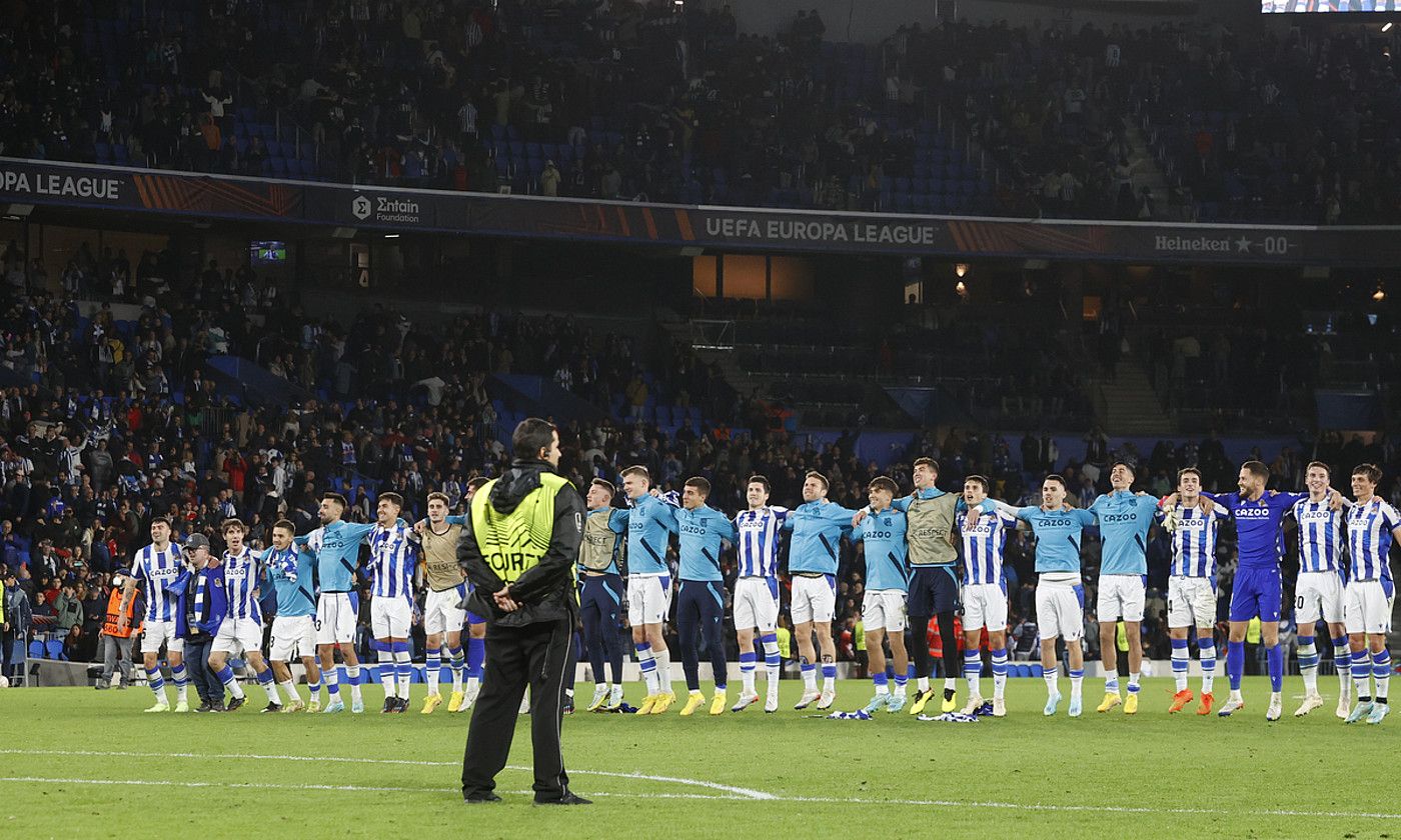 Realeko jokalariak, elkar besarkatuta, zaleekin garaipena ospatzen, atzo, Anoeta estadioan. JAVIER ETXEZARRETA / EFE.