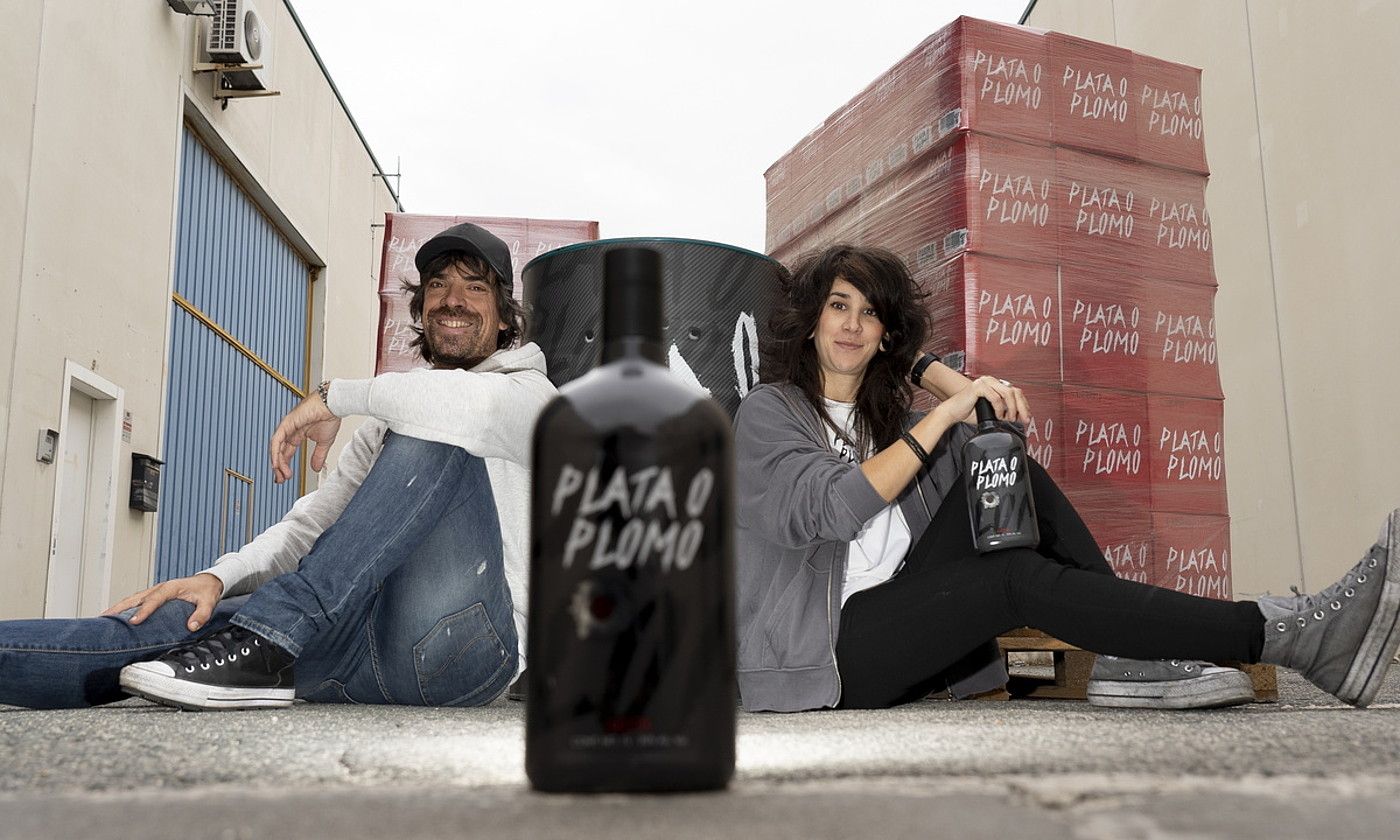 Iñaki eta Belate Beuntza, Plata o Plomo edariaren sortzaileak, likorearen botila eta kaxa artean. IÑIGO URIZ / FOKU. Iñaki eta Belate Beuntza, Plata o Plomo edariaren sortzaileak, likorearen botila eta kaxa artean. IÑIGO URIZ / FOKU.
