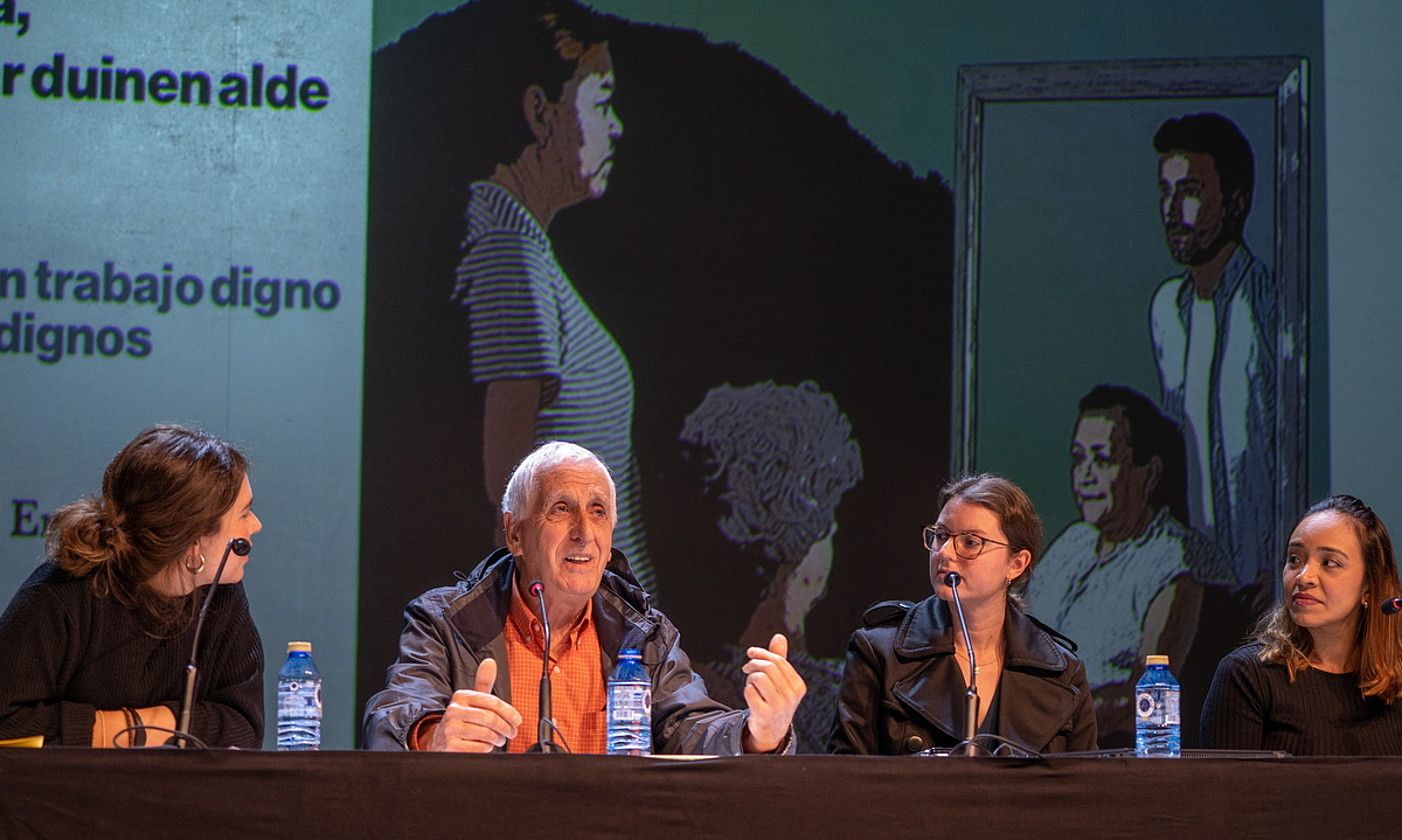 Jone Urionaguena, Antton Elosegi, Elena Ghidoni eta Tatiana Bellorin, atzo, Errenterian. ANDONI CANELLADA / FOKU.