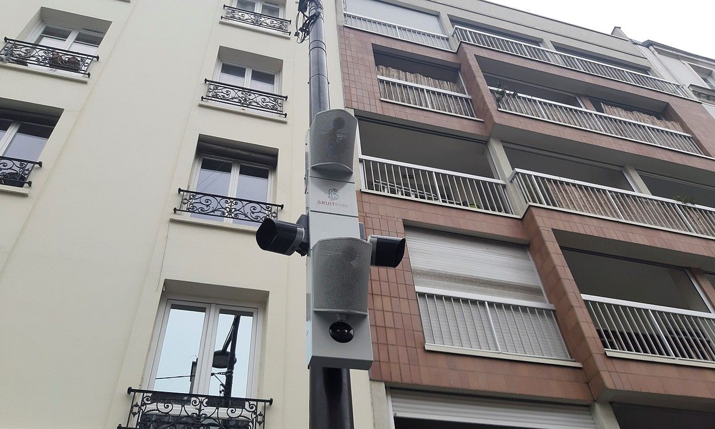 Kutsadura akustikoa neurtzeko gailuak, Paris erdigunean. A, TORRES DEL CERRO / EFE.