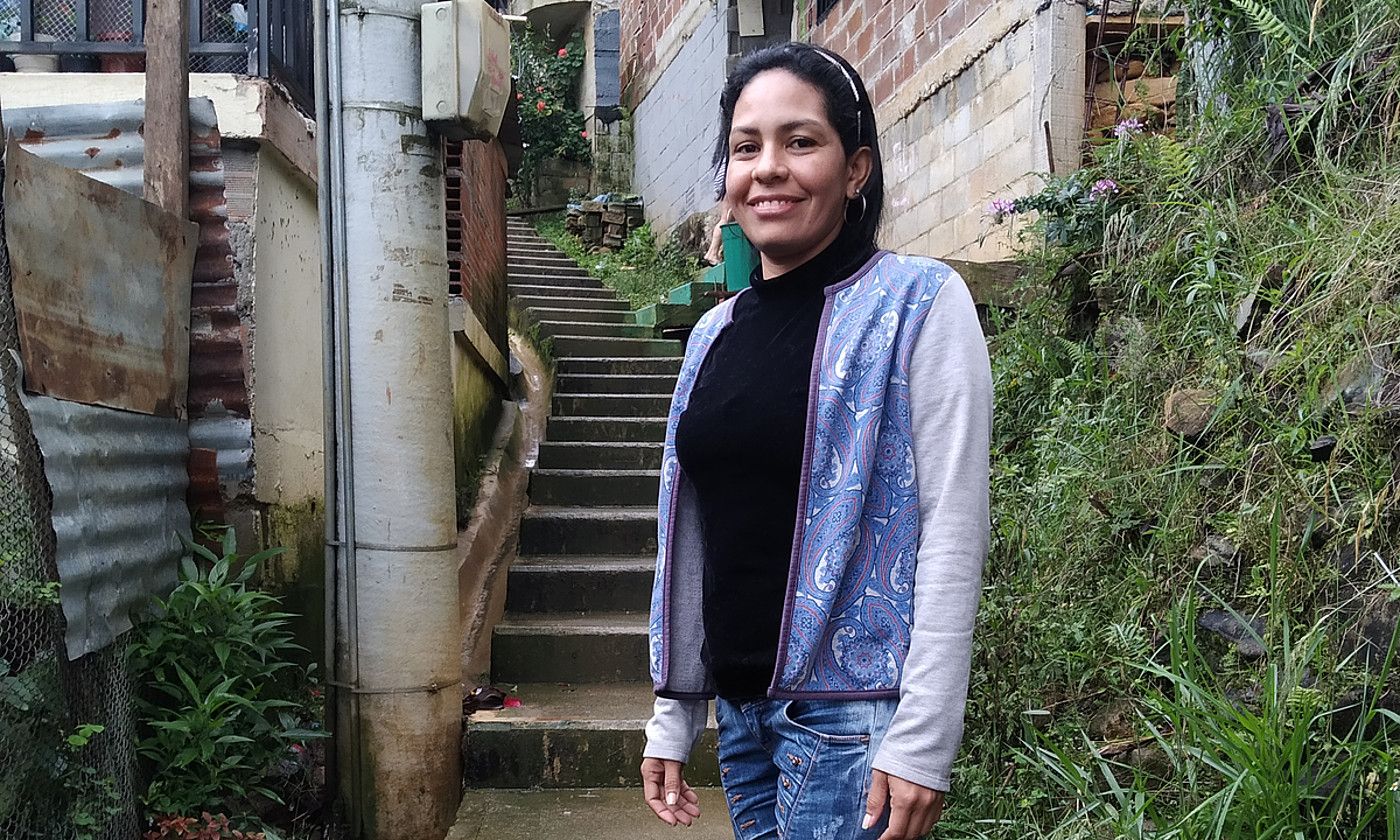 Ana Anaya, Medellinen, bortxaz lekualdatutako pertsonak hartu izan dituen auzo batean. BERRIA. Ana Anaya, Medellinen, bortxaz lekualdatutako pertsonak hartu izan dituen auzo batean. BERRIA.