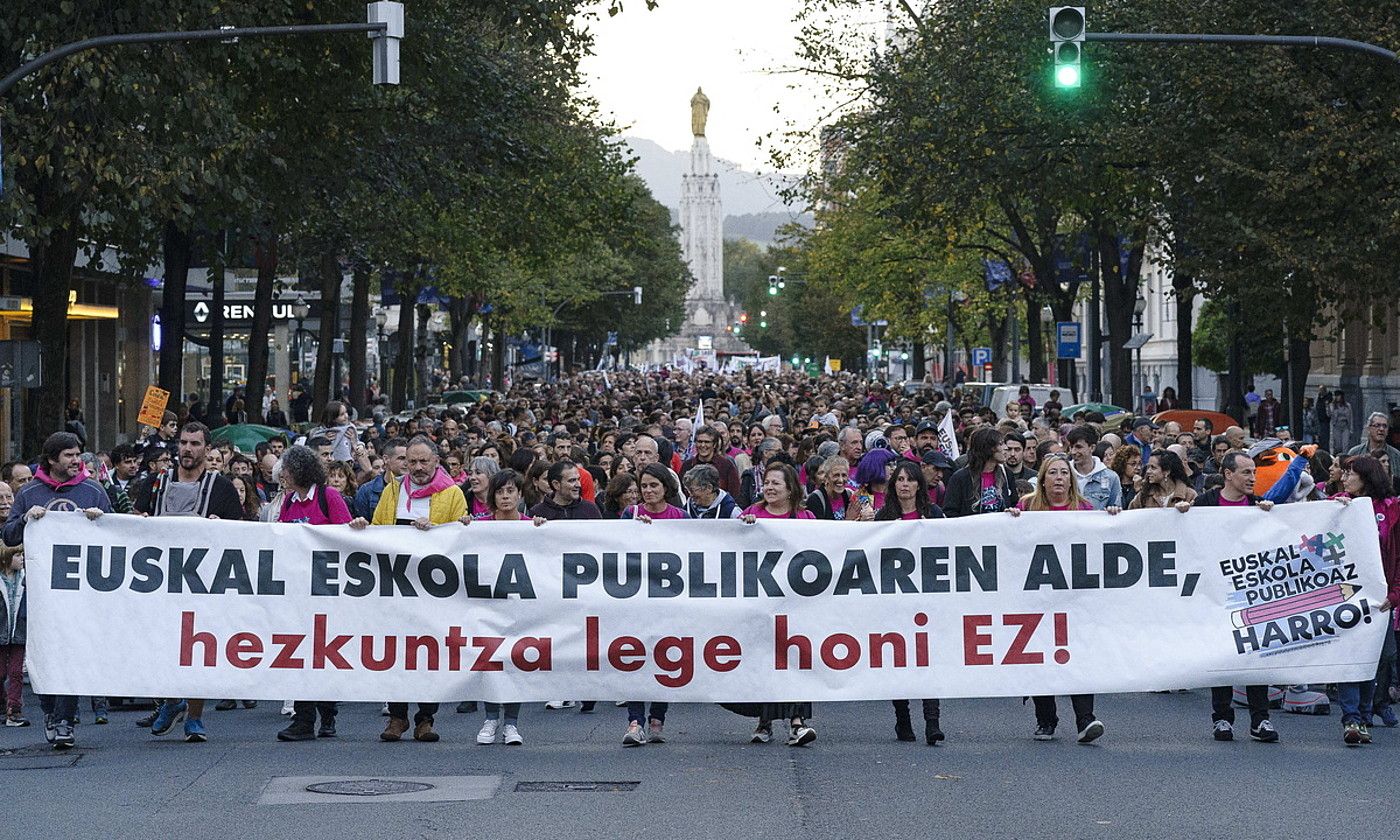 Ume batzuk sare publikoaren aldeko pankartarekin, atzo, Bilbon. ARITZ LOIOLA / FOKU.