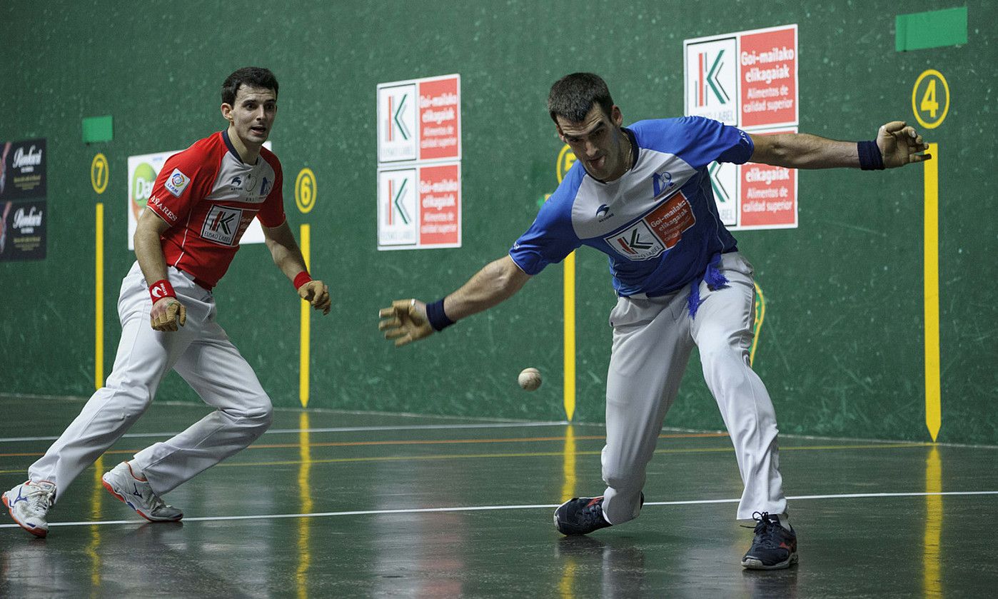 Joseba Ezkurdia, pilota jotzear, Jokin Altuna begira duela, iazko lau eta erdiko finalerdietan. OSKAR MATXIN EDESA / FOKU.