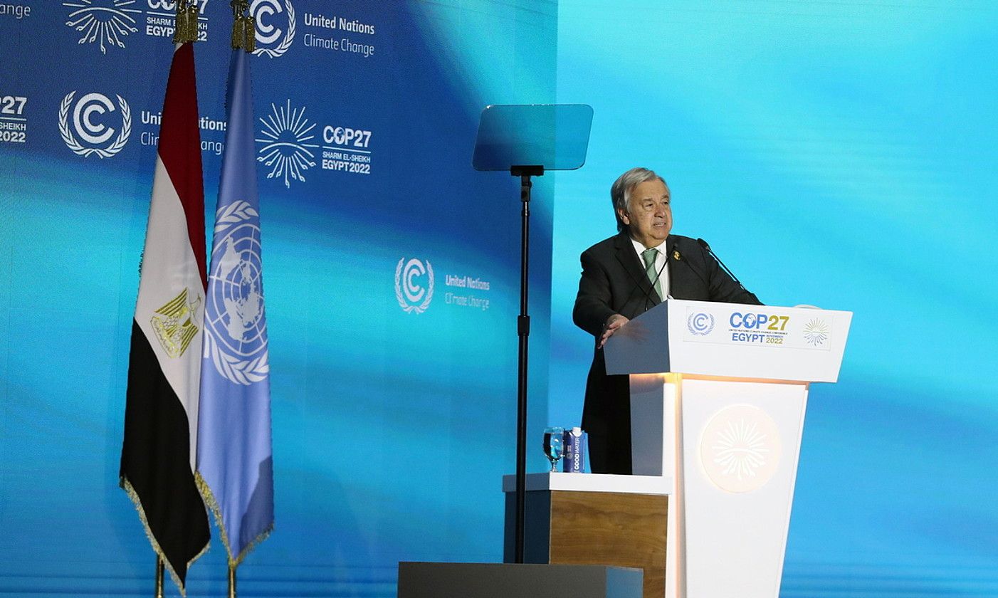 NBEko idazkari nagusi Antonio Guterres, atzo, Egiptoko Xarm el-Xeikh hirian egiten ari diren COP27 goi bileran. KHALED ELFIQI / EFE. NBEko idazkari nagusi Antonio Guterres, atzo, Egiptoko Xarm el-Xeikh hirian egiten ari diren COP27 goi bileran. KHALED ELFIQI / EFE.