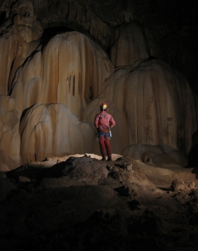 Espeleologo bat Urbasa-Andia parke naturaleko Tximua kobazuloan, artxiboko irudi batean. NAFARROAKO ESPELEOLOGIA FEDERAZIOA Espeleologo bat Urbasa-Andia parke naturaleko Tximua kobazuloan, artxiboko irudi batean. NAFARROAKO ESPELEOLOGIA FEDERAZIOA