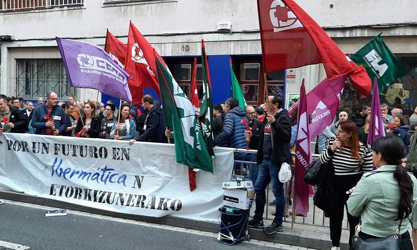 Ibermaticako langileak, Bilbon atzo eginiko elkarretaratzean. CCOO.