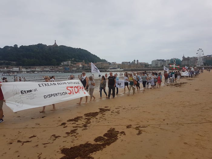 Etxeraten mobilizazioetako bat, atzo, Donostiako Kontxa hondartzan.