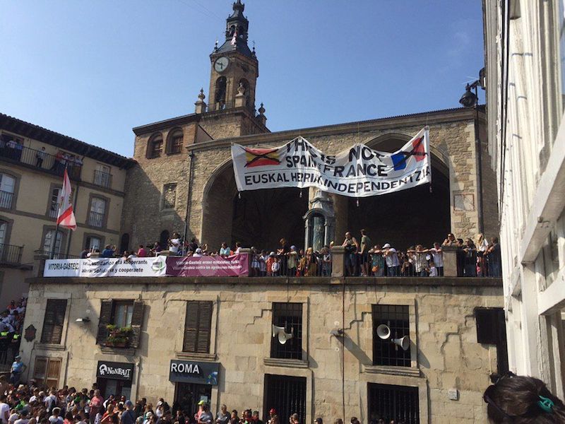 Pankarta erraldoia, San Migel elizatik behera. HALABEDI